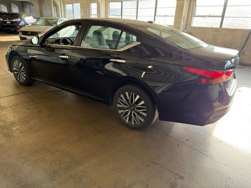 Used 2024 Nissan Altima 2.5 SV image 2