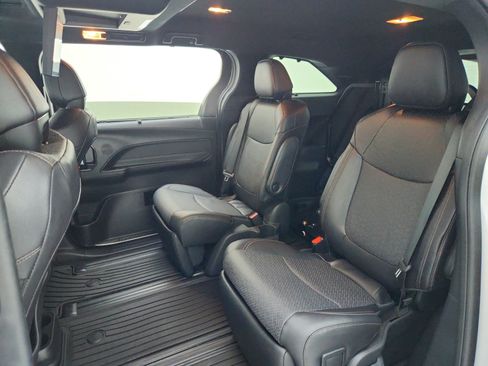 Used 2025 Toyota Sienna Limited FWD image 27