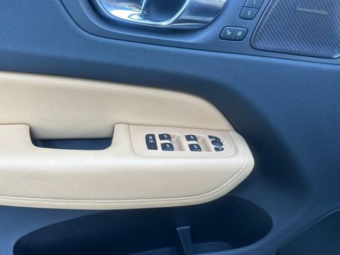 Used 2019 Volvo XC60 T5 Inscription image 12