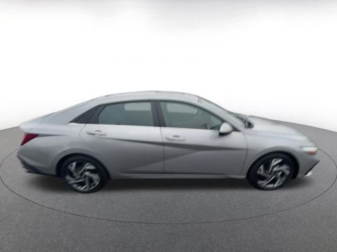 Used 2025 Hyundai Elantra Limited image 16
