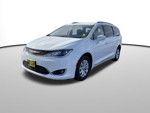 Used 2017 Chrysler Pacifica Touring-L image 8