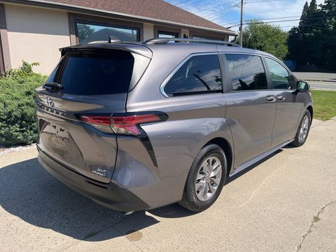 Used 2022 Toyota Sienna XLE FWD image 2