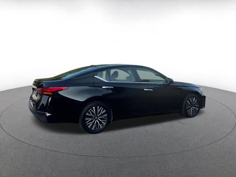 Used 2025 Nissan Altima 2.5 SV FWD image 14