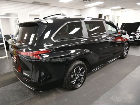 Used 2025 Toyota Sienna Platinum AWD/4WD image 8