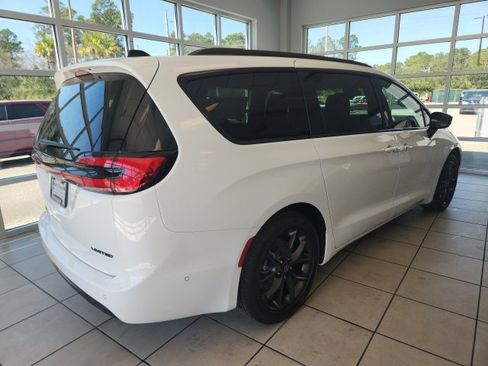 New 2025 Chrysler Pacifica Limited image 9