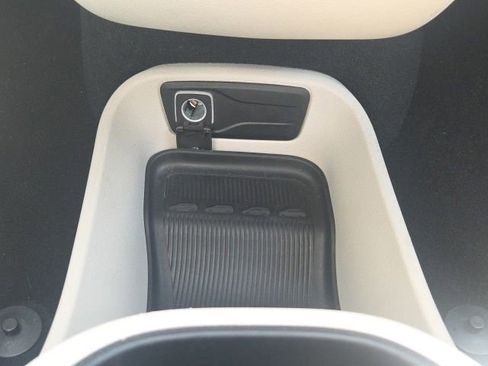 Used 2023 Chrysler Pacifica Touring-L FWD image 37