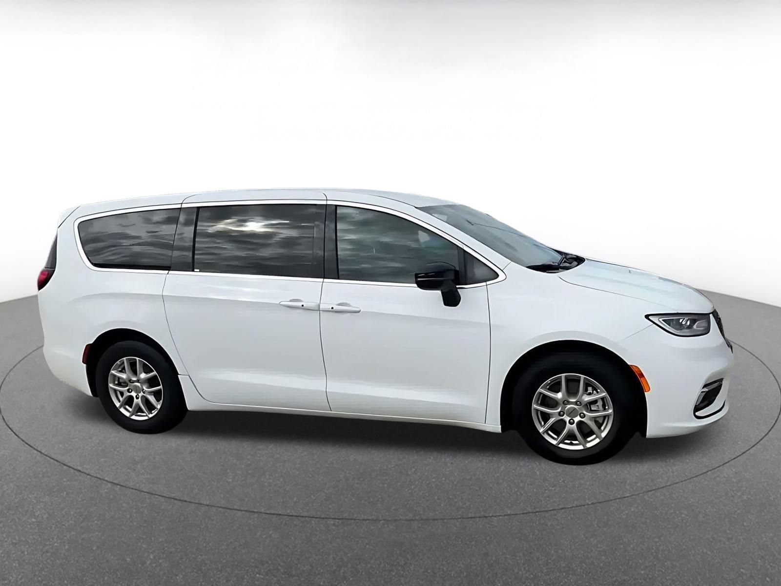 Used 2025 Chrysler Pacifica Select FWD image 15
