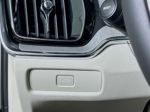 Used 2025 Volvo V60 B5 Cross Country Ultra w/ Climate Package image 10