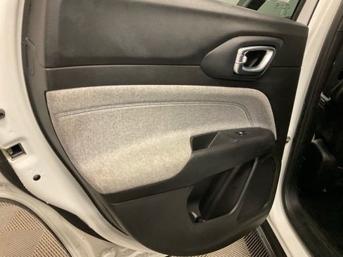 Used 2024 Jeep Compass Latitude image 28