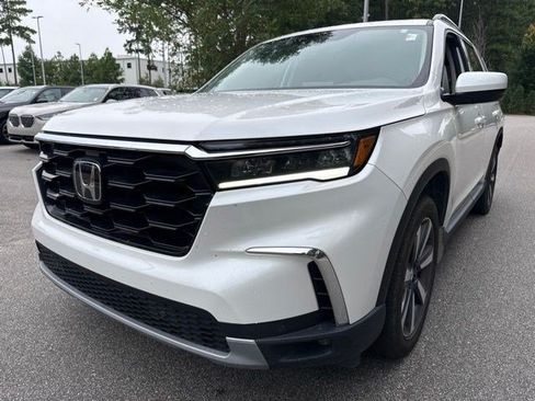 Used 2025 Honda Pilot Touring image 1