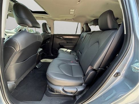 Used 2021 Toyota Highlander Limited FWD image 40