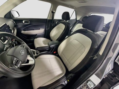 Used 2025 Hyundai Venue SEL FWD image 13