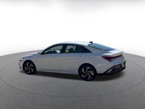 Used 2025 Hyundai Elantra Limited image 10