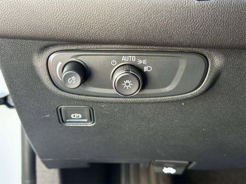 Used 2024 GMC Terrain SLE image 28