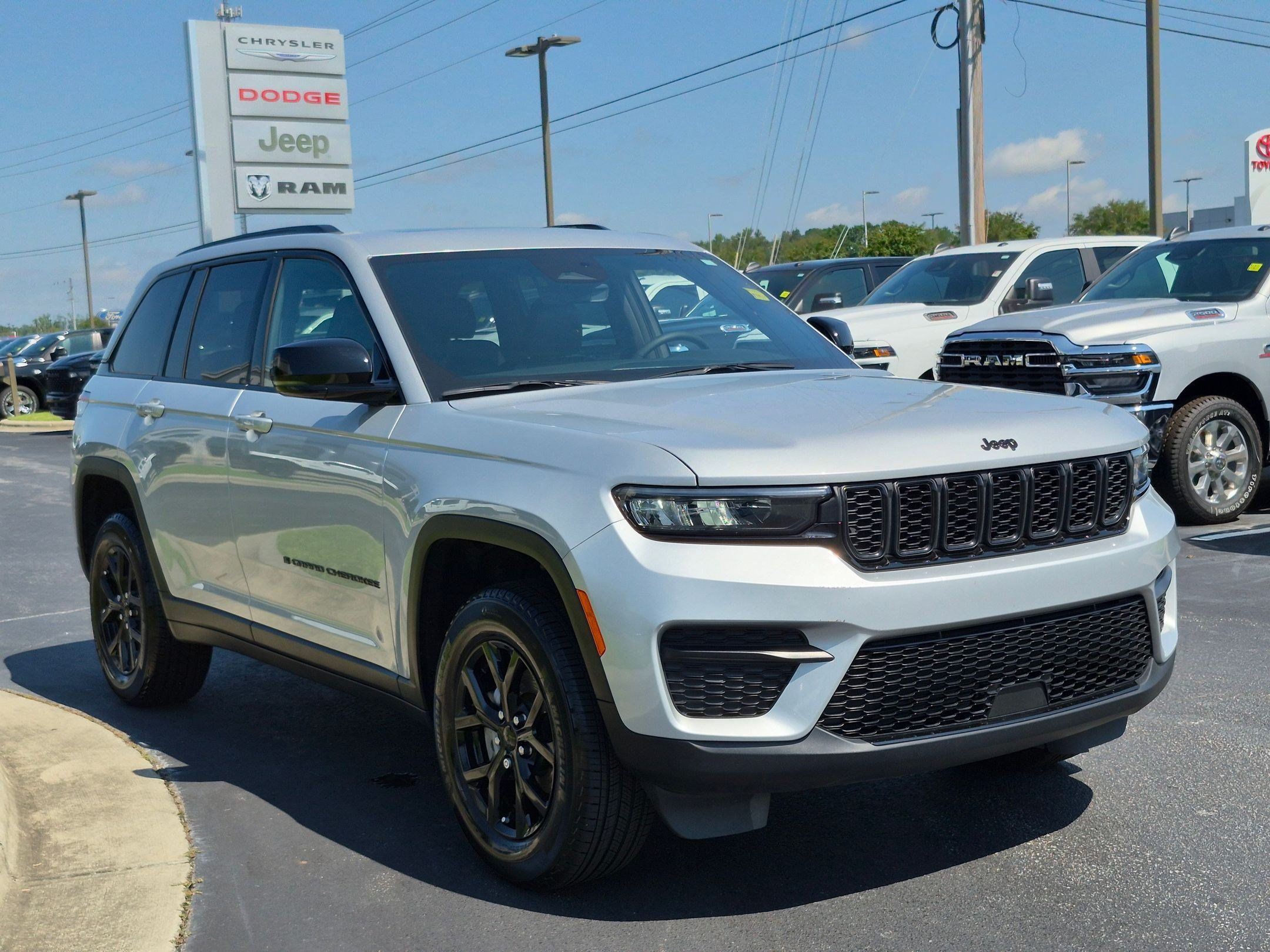Used 2025 Jeep Grand Cherokee Altitude AWD/4WD image 3