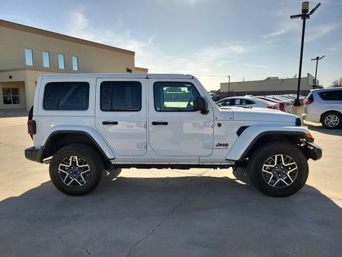 Used 2025 Jeep Wrangler Unlimited Sahara image 8