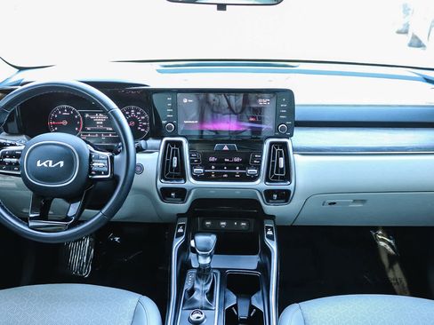 Used 2022 Kia Sorento EX w/ Panoramic Sunroof Package image 13