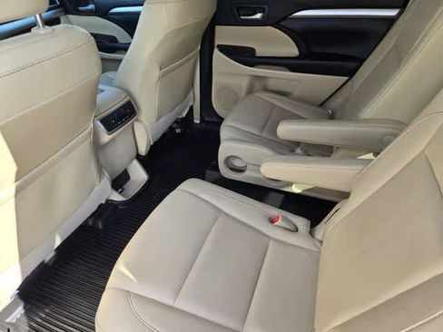 Used 2016 Toyota Highlander XLE FWD image 12