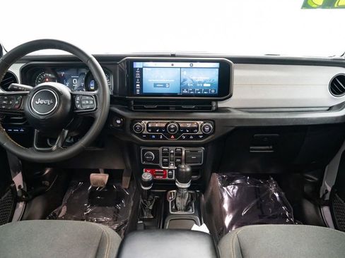 Used 2024 Jeep Wrangler Unlimited image 9