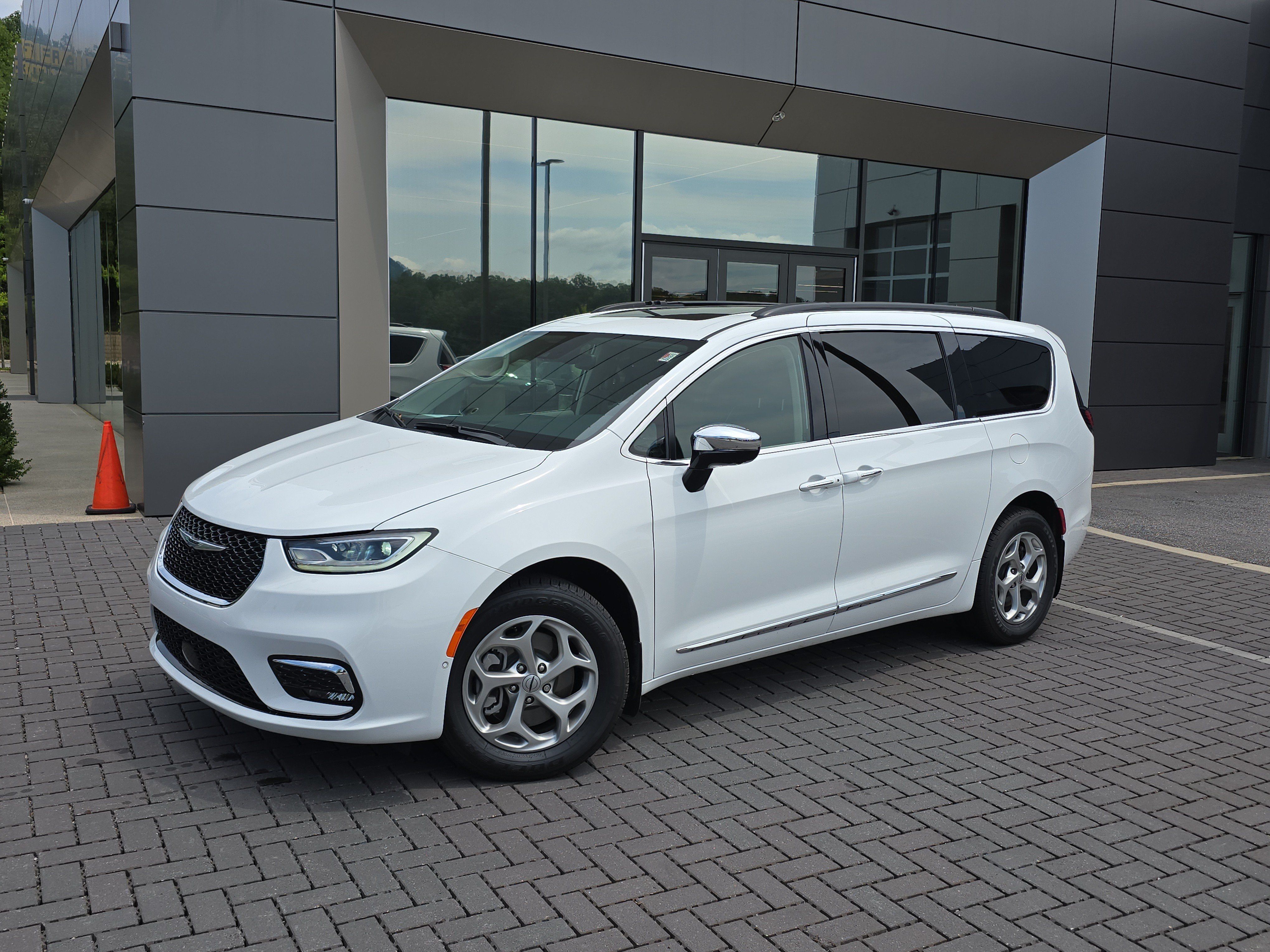 Used 2023 Chrysler Pacifica Limited w/ Uconnect Theater Family Group AWD/4WD image 1