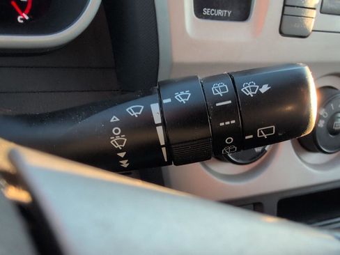 Used 2009 Pontiac Vibe AWD w/ Sun And Sound Package image 25