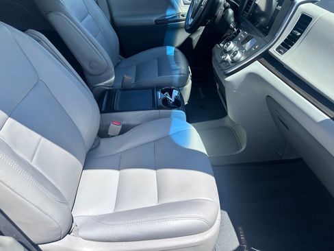 Used 2016 Toyota Sienna XLE Premium FWD image 11