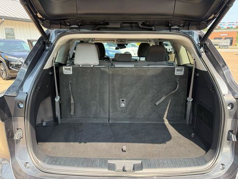 Used 2021 Toyota Highlander LE FWD image 18