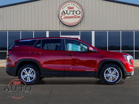 Used 2024 GMC Terrain SLE image 8