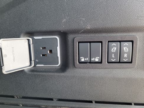 Used 2026 Chevrolet Suburban Premier AWD/4WD image 30