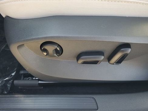 New 2026 Volkswagen Taos SE FWD image 18