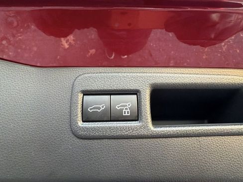 Used 2022 Toyota Venza XLE image 14