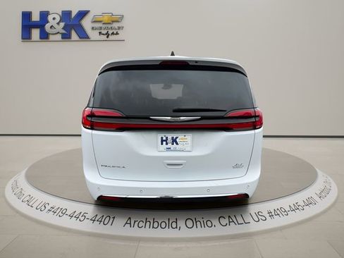 Used 2024 Chrysler Pacifica Touring-L FWD image 8