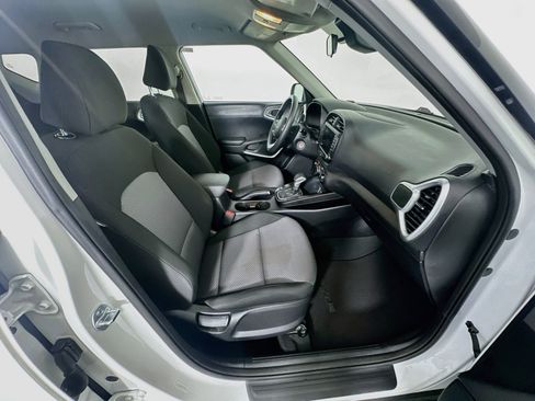 Used 2025 Kia Soul LX w/ LX Technology Package FWD image 31