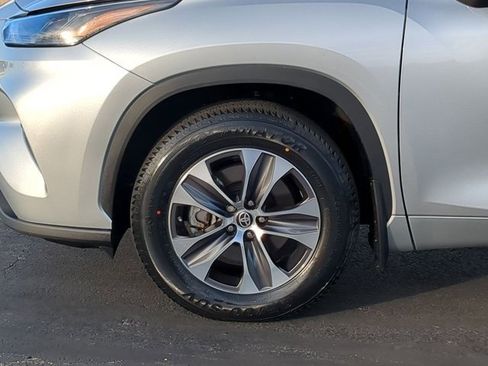 Certified 2023 Toyota Highlander XLE image 7