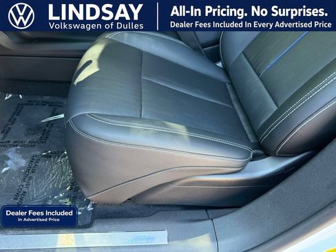 Used 2025 Cadillac Lyriq Luxury AWD/4WD image 4