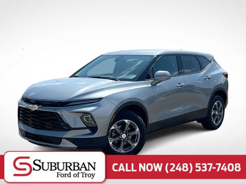 Used 2025 Chevrolet Blazer LT FWD image 1