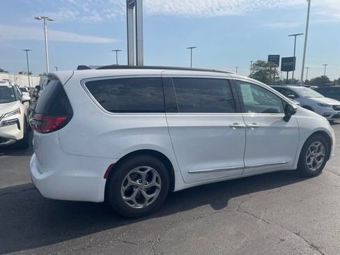Used 2023 Chrysler Pacifica Limited FWD image 2