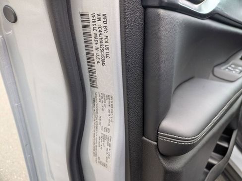 New 2025 Jeep Grand Cherokee Altitude image 32