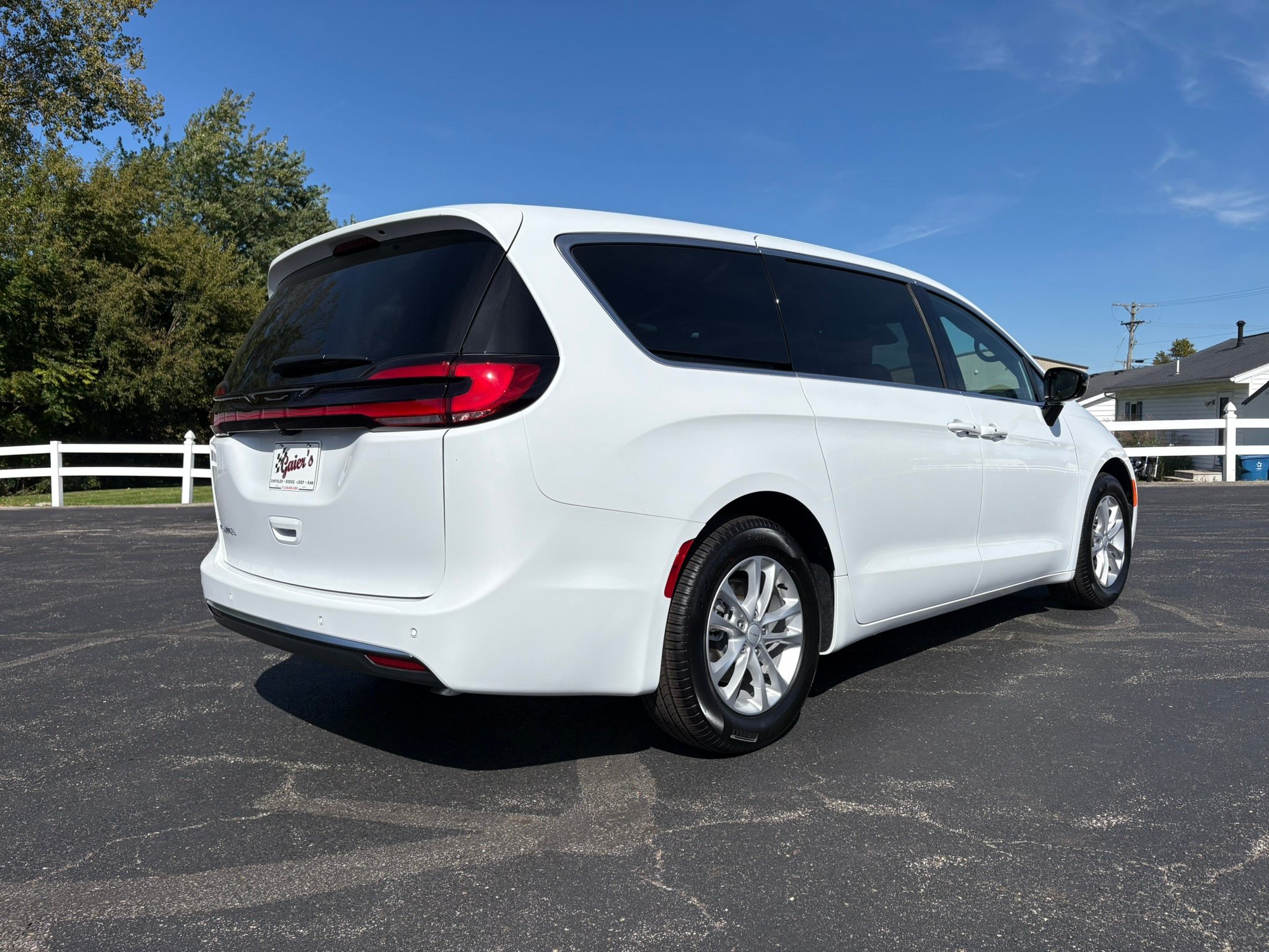 New 2027 Chrysler Pacifica Select FWD image 9