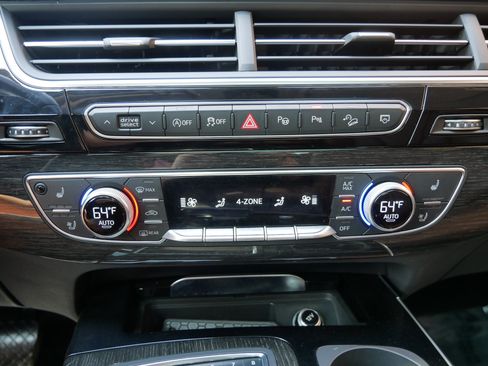 Used 2019 Audi Q7 3.0T Prestige w/ Prestige Package AWD/4WD image 19
