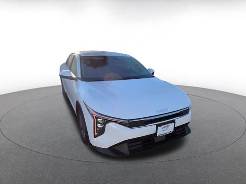 Used 2025 Kia K4 LXS image 3