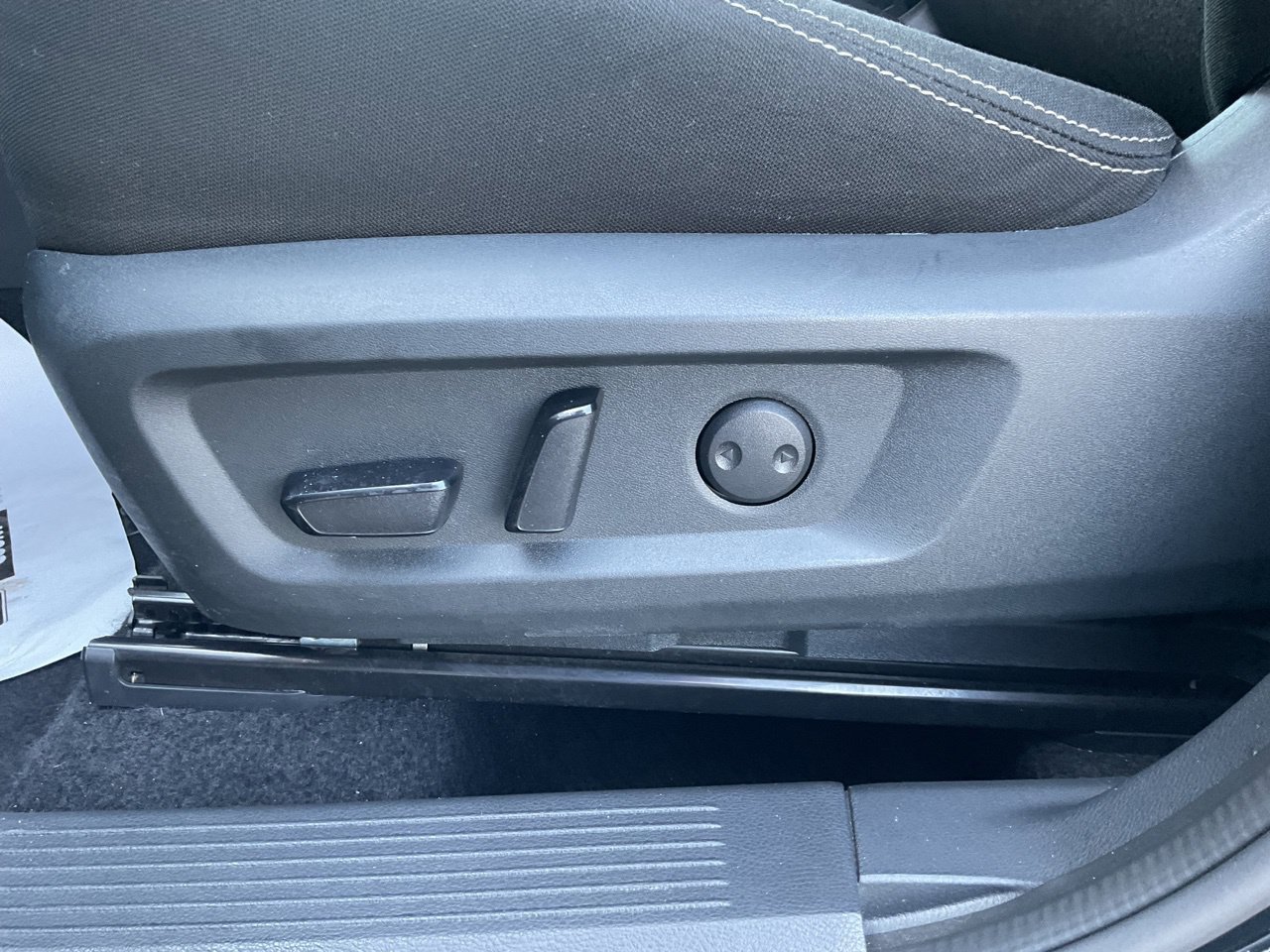 Used 2025 Nissan Rogue SV FWD image 8