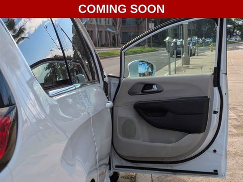 Used 2022 Chrysler Pacifica Touring-L image 10