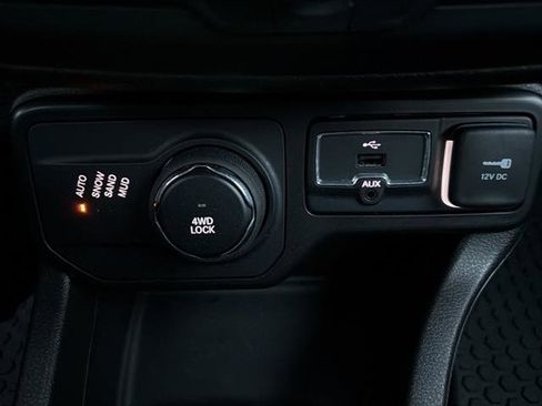 Used 2023 Jeep Renegade Latitude AWD/4WD image 21