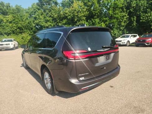 Used 2022 Chrysler Pacifica Touring-L FWD image 13