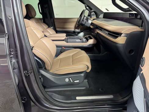 Certified 2025 Lincoln Navigator Black Label AWD/4WD image 11