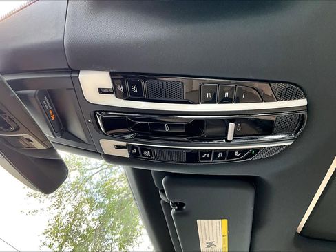 Used 2021 Porsche Cayenne AWD/4WD image 31