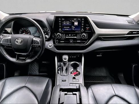 Used 2021 Toyota Highlander XLE FWD image 8