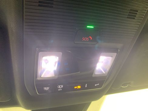 Used 2025 Volkswagen Atlas Cross Sport SE image 28