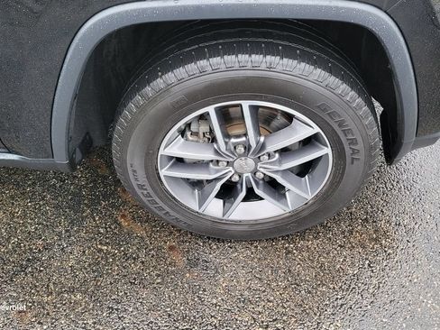Used 2018 Jeep Grand Cherokee Laredo AWD/4WD image 15